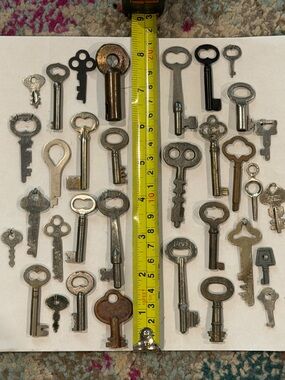 33 Silver, copper and black Vintage Metal Skeleton Keys